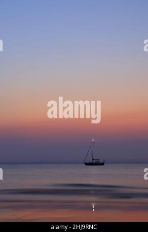 Yacht auf Sunset Moreton Island Stockfoto