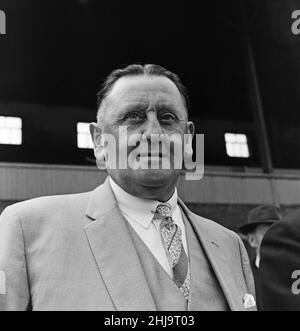 Die Fußballmannschaft Burnley verließ ihre Heimatstadt mit dem Trainer, dann flogen sie von Ringway nach London zum FA Cup Finale. Der Vorsitzende Bob Lord ist abgebildet und sagt dem Team Auf Wiedersehen. 7th Mai 1962. Stockfoto