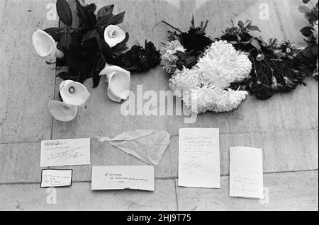 Amerikanische Botschaft, London, wo ein Kondolenzbuch für die Öffentlichkeit eröffnet wurde, zum Gedenken an den ermordeten amerikanischen Präsidenten Kennedy, Sonntag, 24th. November 1963. Unser Bild zeigt ... Blumen und Ehrungen in der Botschaft hinterlassen. Stockfoto