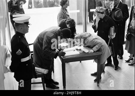 Amerikanische Botschaft, London, wo ein Kondolenzbuch für die Öffentlichkeit eröffnet wurde, zum Gedenken an den ermordeten amerikanischen Präsidenten Kennedy, Sonntag, 24th. November 1963. Unser Bild zeigt ... Mitglieder der Öffentlichkeit Schlange in der Botschaft, warten auf das Beileidsbuch zu unterzeichnen. Stockfoto