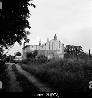 Leatherslade Farm, zwischen Oakley und Brill in Buckinghamshire, Versteck der Bande, 27 Meilen vom Tatort entfernt, Dienstag, 13th. August 1963. Unser Bild zeigt ... Pfad, der zu einem abgelegenen Bauernhaus führt, das von einer Bande unmittelbar nach dem Raub als Versteck genutzt wurde. Der große Eisenbahnraub von 1963 war der Raub von 2,6 Millionen Pfund von einem Royal Mail-Zug, der von Glasgow nach London auf der West Coast Main Line in den frühen Morgenstunden des 8th. August 1963 an der Bridego Railway Bridge, Ledburn, in der Nähe von Mentmore in Buckinghamshire, England, fuhr. Stockfoto