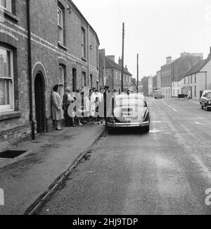 Polizeiwagen, ausgestattet mit einer Lautsprechereinheit, ruft am Mittwoch, den 14th. August 1963, im Dorf Brill zur Information auf. Der große Eisenbahnraub von 1963 war der Raub von 2,6 Millionen Pfund von einem Royal Mail-Zug, der von Glasgow nach London auf der West Coast Main Line in den frühen Morgenstunden des 8th. August 1963 an der Bridego Railway Bridge, Ledburn, in der Nähe von Mentmore in Buckinghamshire, England, fuhr. Stockfoto