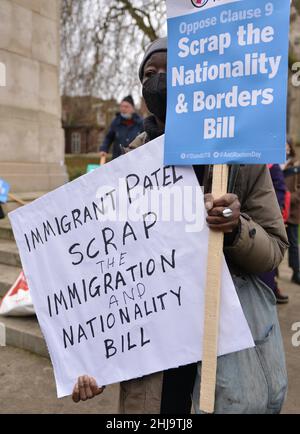 London, Großbritannien. 27th Januar 2022. Demonstrator hält Plakate während der Kundgebung. Demonstranten versammelten sich im Old Palace Yard, Westminster, um ihren Widerstand gegen das Gesetz über Nationalität und Grenzen auszudrücken. Kredit: SOPA Images Limited/Alamy Live Nachrichten Stockfoto