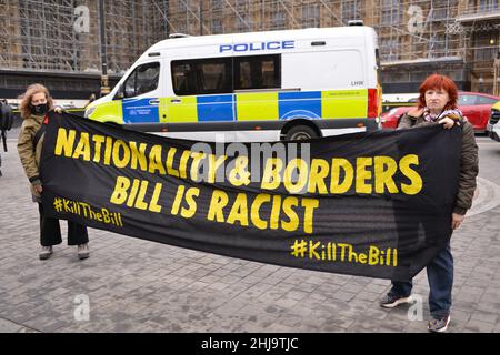 London, Großbritannien. 27th Januar 2022. Die Demonstranten halten während der Kundgebung ein Transparent. Demonstranten versammelten sich am Old Palace Yard, Westminster, um ihren Widerstand gegen das Gesetz über Nationalität und Grenzen auszudrücken. Kredit: SOPA Images Limited/Alamy Live Nachrichten Stockfoto