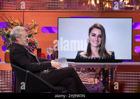 NUR REDAKTIONELLE VERWENDUNG Penelope Cruz wird von Moderator Graham Norton während der Dreharbeiten für die Graham Norton Show im BBC Studioworks 6 Television Center, Wood Lane, London, ferngesteuert interviewt, die am Freitagabend auf BBC One ausgestrahlt werden. Stockfoto