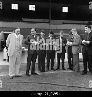 Die Fußballmannschaft Burnley verließ ihre Heimatstadt mit dem Trainer, dann flogen sie von Ringway nach London zum FA Cup Finale. Vorsitzender Bob Lord (links) mit Mitgliedern des Teams. 7th Mai 1962. Stockfoto