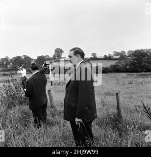 Leatherslade Farm, zwischen Oakley und Brill in Buckinghamshire, Versteck der Bande, 27 Meilen vom Tatort entfernt, Dienstag, 13th. August 1963. Unser Bild Zeigt ... Detective Superintendent Gerald McArthur von Scotland Yard in einem abgelegenen Bauernhaus, das von einer Bande unmittelbar nach dem Raub als Versteck genutzt wurde. Der große Eisenbahnraub von 1963 war der Raub von 2,6 Millionen Pfund von einem Royal Mail-Zug, der von Glasgow nach London auf der West Coast Main Line in den frühen Morgenstunden des 8th. August 1963 an der Bridego Railway Bridge, Ledburn, in der Nähe von Mentmore in Buckinghamshire, England, fuhr. Stockfoto