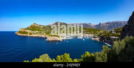 Port de Soller Blick von Süden mit Bergen Serra de Tramuntana und Meer, Panorama, Mallorca, Spanien Stockfoto