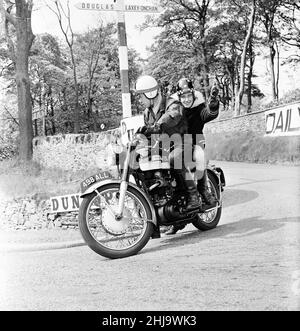 Beryl Swain, Motorradrennfahrerin und erste Frau, die alleine an einem TT-Straßenrennen auf dem Isle of man-Kurs teilnahm, nahm an der Ultra-Lightweight-Klasse 50cc Teil, die am Dienstag, den 29th. Mai 1962, als Pillionpassagin auf der Rennstrecke abgebildet war. Stockfoto