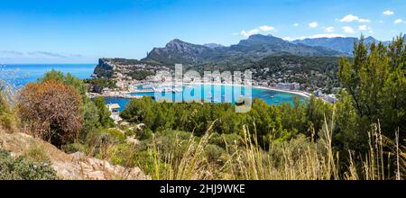 Port de Soller Blick von Westen mit Bergen Serra de Tramuntana und Meer, Panorama, Mallorca, Spanien Stockfoto