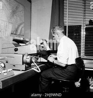 Aylesbury Police Headquarters, Buckinghamshire, im Kontrollraum des Polizeihauptquartiers während die Jagd nach der Großen Mail Gang am Montag, den 12th. August 1963, fortgesetzt wird. Unser Bild Zeigt ... Nachrichten werden von Telex versendet. Der große Eisenbahnraub von 1963 war der Raub von £2,6 Millionen von einem Royal Mail-Zug, der von Glasgow nach London auf der West Coast Main Line in den frühen Morgenstunden des 8th. August 1963 an der Bridego Railway Bridge, Ledburn, in der Nähe von Mentmore in Buckinghamshire, England, fuhr. Stockfoto