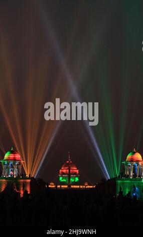 Neu-Delhi, Indien. 27th Januar 2022. Eine beleuchtete Aussicht ist während der vollständigen Generalprobe für das Schlagen Retreat Zeremonie in Rasina Hills zu sehen. Indische Regierung feiert seine 75th Jahre Unabhängigkeit und Tribut an Freiheitskämpfer, daher Regierung beschlossen, verschiedene Programme namens „Azadi Ka Amrit Mahotsav“ zu tun, um am 15th. August 2022 gefeiert werden. Kredit: SOPA Images Limited/Alamy Live Nachrichten Stockfoto