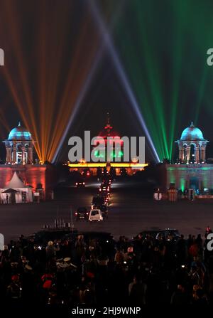 Neu-Delhi, Indien. 27th Januar 2022. Eine beleuchtete Aussicht ist während der vollständigen Generalprobe für das Schlagen Retreat Zeremonie in Rasina Hills zu sehen. Indische Regierung feiert seine 75th Jahre Unabhängigkeit und Tribut an Freiheitskämpfer, daher Regierung beschlossen, verschiedene Programme namens „Azadi Ka Amrit Mahotsav“ zu tun, um am 15th. August 2022 gefeiert werden. Kredit: SOPA Images Limited/Alamy Live Nachrichten Stockfoto
