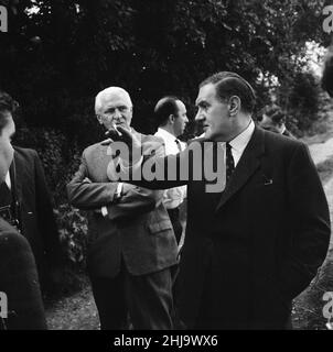 Leatherslade Farm, zwischen Oakley und Brill in Buckinghamshire, Versteck der Bande, 27 Meilen vom Tatort entfernt, Dienstag, 13th. August 1963. Unser Bild Zeigt ... (Vordergrund, mit Zigarette) Detective Superintendent Gerald McArthur von Scotland Yard und Detective Superintendent Malcolm Fewtrell, Leiter von Buckinghamshire CID im Bauernhaus. Der große Eisenbahnraub von 1963 war der Raub von 2,6 Millionen Pfund von einem Royal Mail-Zug, der von Glasgow nach London auf der West Coast Main Line in den frühen Morgenstunden des 8th. August 1963 an der Bridego Railway Bridge, Ledburn, in der Nähe von Mentmore in Buckinghams fuhr Stockfoto