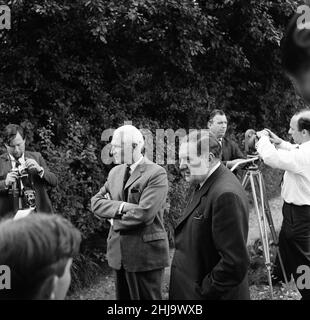Leatherslade Farm, zwischen Oakley und Brill in Buckinghamshire, Versteck der Bande, 27 Meilen vom Tatort entfernt, Dienstag, 13th. August 1963. Unser Bild Zeigt ... Detective Superintendent Malcolm Fewtrell (links) CID-Chef von Buckinghamshire und Gerald McArthur von Scotland Yard diskutieren dort Ergebnisse mit versammelten Medien in einem abgelegenen Bauernhaus, das unmittelbar nach dem Raub von einer Bande als Versteck genutzt wurde. Der große Eisenbahnraub von 1963 war der Raub von 2,6 Millionen Pfund von einem Royal Mail-Zug, der in den frühen Morgenstunden von Glasgow nach London auf der West Coast Main Line fuhr Stockfoto