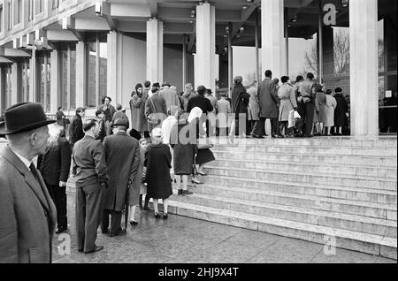 Amerikanische Botschaft, London, wo ein Kondolenzbuch für die Öffentlichkeit eröffnet wurde, zum Gedenken an den ermordeten amerikanischen Präsidenten Kennedy, Sonntag, 24th. November 1963. Unser Bild zeigt ... Mitglieder der Öffentlichkeit Schlange vor der Botschaft, warten auf das Beileidsbuch zu unterzeichnen. Stockfoto