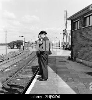 1963 der große Eisenbahnraub war der Raub von £2,6 Millionen von einem Royal Mail-Zug, der von Glasgow nach London auf der West Coast Main Line in den frühen Morgenstunden des 8th. August 1963 an der Bridego Railway Bridge, Ledburn, in der Nähe von Mentmore in Buckinghamshire, England, fuhr. Unser Bild Zeigt ... Detective Superintendent Malcolm Fewtrell, Leiter von Buckinghamshire CID und det. Sup. Gerald McArthur von Scotland Yard (trägt einen Hut) untersucht den Postwagen auf dem Abstellgleis am Bahnhof Cheddington, Freitag, 9th. August 1963. Stockfoto