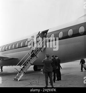 Die Fußballmannschaft Burnley verließ ihre Heimatstadt mit dem Trainer, dann flogen sie von Ringway nach London zum FA Cup Finale. Der Vorsitzende Bob Lord besteigen das Flugzeug. 7th Mai 1962. Stockfoto