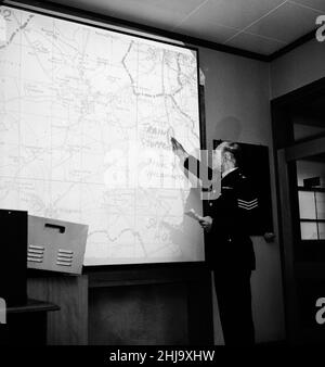 Aylesbury Police Headquarters, Buckinghamshire, im Kontrollraum des Polizeihauptquartiers während die Jagd nach der Großen Mail Gang am Montag, den 12th. August 1963, fortgesetzt wird. Unser Bild zeigt ... beleuchtete Karte der Raubszene wird auf große Leinwand projiziert. Der große Eisenbahnraub von 1963 war der Raub von £2,6 Millionen von einem Royal Mail-Zug, der von Glasgow nach London auf der West Coast Main Line in den frühen Morgenstunden des 8th. August 1963 an der Bridego Railway Bridge, Ledburn, in der Nähe von Mentmore in Buckinghamshire, England, fuhr. Stockfoto