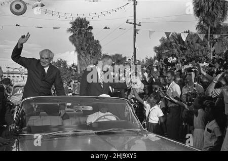 Premier Alexander Bustamante (links) mit Vizepräsident Lyndon B. Johnson während der jamaikanischen Unabhängigkeitsfeier in Kingston. 6th. August 1962 Stockfoto