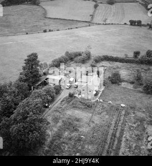 Leatherslade Farm, zwischen Oakley und Brill in Buckinghamshire, Versteck der Bande, 27 Meilen vom Tatort entfernt, Dienstag, 13th. August 1963. Unser Bild zeigt ... Luftaufnahme eines abgelegenen Bauernhauses in Buckinghamshire als Versteck von Bande in unmittelbarer Folge von Raub verwendet. Der große Eisenbahnraub von 1963 war der Raub von 2,6 Millionen Pfund von einem Royal Mail-Zug, der von Glasgow nach London auf der West Coast Main Line in den frühen Morgenstunden des 8th. August 1963 an der Bridego Railway Bridge, Ledburn, in der Nähe von Mentmore in Buckinghamshire, England, fuhr. Stockfoto