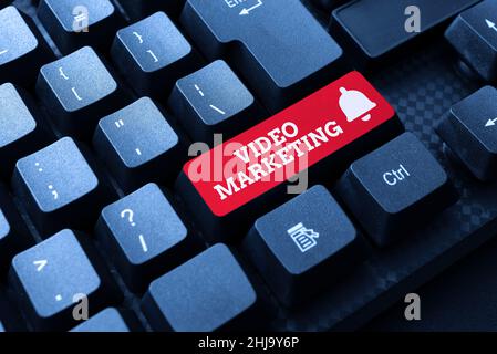 Schreiben mit Text Video Marketing. Konzept Bedeutung Verwendung von Videos zur Werbung und Vermarktung Ihres Produkts oder Services Abstract Typing License Agreement Stockfoto