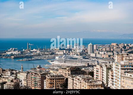 Panoramablick auf Genua mit charakteristischem Leuchtturm Lanterna Stockfoto