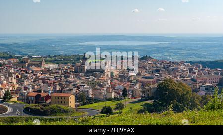 Panoramablick auf Militello val di Catania, kleine Stadt im Osten Siziliens (Italien) Stockfoto