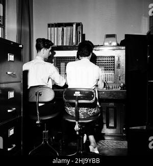 Aylesbury Police Headquarters, Buckinghamshire, im Kontrollraum des Polizeihauptquartiers während die Jagd nach der Großen Mail Gang am Montag, den 12th. August 1963, fortgesetzt wird. Unser Bild zeigt ... Telefonanbieter nehmen eingehende Anrufe entgegen und hoffen auf einen Vorsprung bei der Untersuchung. Der große Eisenbahnraub von 1963 war der Raub von £2,6 Millionen von einem Royal Mail-Zug, der von Glasgow nach London auf der West Coast Main Line in den frühen Morgenstunden des 8th. August 1963 an der Bridego Railway Bridge, Ledburn, in der Nähe von Mentmore in Buckinghamshire, England, fuhr. Stockfoto