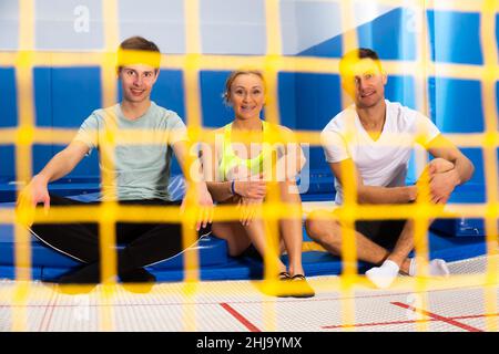 Sportliche Menschen sitzen auf dem Trampolin Stockfoto