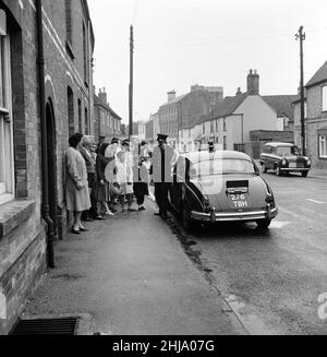 Polizeiwagen, ausgestattet mit einer Lautsprechereinheit, ruft am Mittwoch, den 14th. August 1963, im Dorf Brill zur Information auf. Der große Eisenbahnraub von 1963 war der Raub von 2,6 Millionen Pfund von einem Royal Mail-Zug, der von Glasgow nach London auf der West Coast Main Line in den frühen Morgenstunden des 8th. August 1963 an der Bridego Railway Bridge, Ledburn, in der Nähe von Mentmore in Buckinghamshire, England, fuhr. Stockfoto