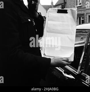 Polizeiwagen, ausgestattet mit einer Lautsprechereinheit, ruft am Mittwoch, den 14th. August 1963, im Dorf Brill zur Information auf. Unser Bild zeigt ... Nahaufnahme der Zwischenablage mit Drehbuch Polizeibeamte nutzen, um für Informationen zu appellieren. Der große Eisenbahnraub von 1963 war der Raub von 2,6 Millionen Pfund von einem Royal Mail-Zug, der von Glasgow nach London auf der West Coast Main Line in den frühen Morgenstunden des 8th. August 1963 an der Bridego Railway Bridge, Ledburn, in der Nähe von Mentmore in Buckinghamshire, England, fuhr. Stockfoto