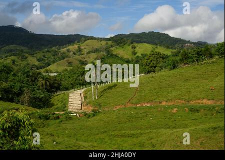 Das Foto zeigt die Landschaft der Berglandschaft. Im Hintergrund ist ein Pfad sichtbar, der in die Ferne in die Perspektive geht. Die Berge sind Stockfoto