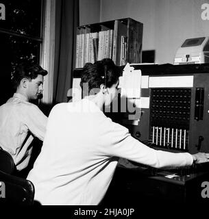 Aylesbury Police Headquarters, Buckinghamshire, im Kontrollraum des Polizeihauptquartiers während die Jagd nach der Großen Mail Gang am Montag, den 12th. August 1963, fortgesetzt wird. Unser Bild zeigt ... Telefonanbieter nehmen eingehende Anrufe entgegen und hoffen auf einen Vorsprung bei der Untersuchung. Der große Eisenbahnraub von 1963 war der Raub von £2,6 Millionen von einem Royal Mail-Zug, der von Glasgow nach London auf der West Coast Main Line in den frühen Morgenstunden des 8th. August 1963 an der Bridego Railway Bridge, Ledburn, in der Nähe von Mentmore in Buckinghamshire, England, fuhr. Stockfoto