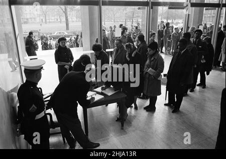 Amerikanische Botschaft, London, wo ein Kondolenzbuch für die Öffentlichkeit eröffnet wurde, zum Gedenken an den ermordeten amerikanischen Präsidenten Kennedy, Sonntag, 24th. November 1963. Unser Bild zeigt ... Mitglieder der Öffentlichkeit Schlange in der Botschaft, warten auf das Beileidsbuch zu unterzeichnen. Stockfoto