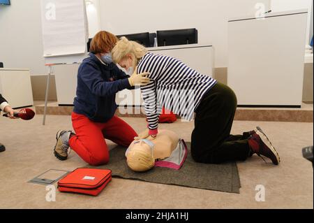 Lviv, Ukraine, 27. januar 2022. Ein Mitarbeiter des Gesundheitswesens schult im Rathaus von Lemberg Menschen, die Verwundeten im Falle eines militärischen Konflikts unter erschwerenden Bedingungen an der ukrainisch-russischen Grenze medizinisch versorgt werden. Stockfoto