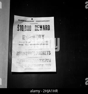 Aylesbury Police Headquarters, Buckinghamshire, im Kontrollraum des Polizeihauptquartiers während die Jagd nach der Großen Mail Gang am Montag, den 12th. August 1963, fortgesetzt wird. Unser Bild Zeigt ... £10.000 Pound Reward Poster an der Wand, Buckinghamshire Constabulary. Der große Eisenbahnraub von 1963 war der Raub von £2,6 Millionen von einem Royal Mail-Zug, der von Glasgow nach London auf der West Coast Main Line in den frühen Morgenstunden des 8th. August 1963 an der Bridego Railway Bridge, Ledburn, in der Nähe von Mentmore in Buckinghamshire, England, fuhr. Stockfoto