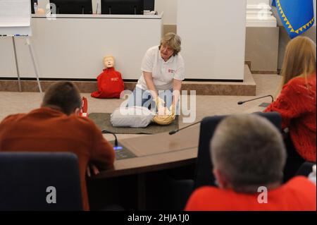 Lviv, Ukraine, 27. januar 2022. Ein Mitarbeiter des Gesundheitswesens schult im Rathaus von Lemberg Menschen, die Verwundeten im Falle eines militärischen Konflikts unter erschwerenden Bedingungen an der ukrainisch-russischen Grenze medizinisch versorgt werden. Stockfoto