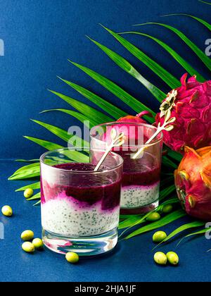 Foto zeigt veganes Dessert im Glas. Gesundes Essen hat zwei Schichten von Weiß mit Chia-Samen aus Joghurt und Top - rosa, aus Pitahaya-Saft hergestellt. Se Stockfoto