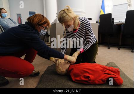 Lviv, Ukraine, 27. januar 2022. Ein Mitarbeiter des Gesundheitswesens schult im Rathaus von Lemberg Menschen, die Verwundeten im Falle eines militärischen Konflikts unter erschwerenden Bedingungen an der ukrainisch-russischen Grenze medizinisch versorgt werden. Stockfoto