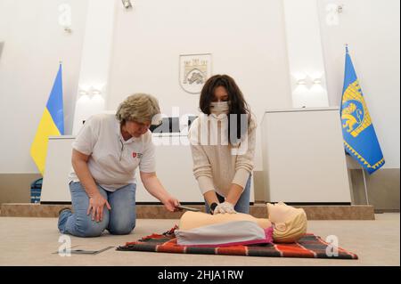 Lviv, Ukraine, 27. januar 2022. Ein Mitarbeiter des Gesundheitswesens schult im Rathaus von Lemberg Menschen, die Verwundeten im Falle eines militärischen Konflikts unter erschwerenden Bedingungen an der ukrainisch-russischen Grenze medizinisch versorgt werden. Stockfoto