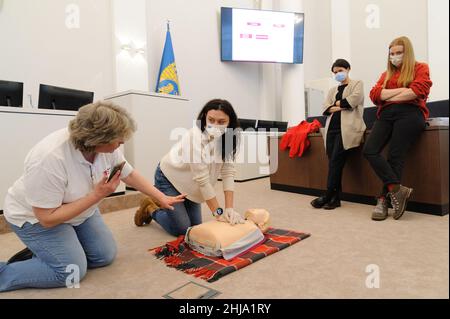 Lviv, Ukraine, 27. januar 2022. Ein Mitarbeiter des Gesundheitswesens schult im Rathaus von Lemberg Menschen, die Verwundeten im Falle eines militärischen Konflikts unter erschwerenden Bedingungen an der ukrainisch-russischen Grenze medizinisch versorgt werden. Stockfoto