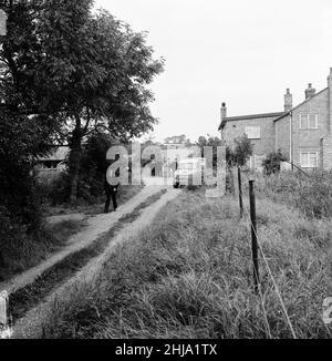 Leatherslade Farm, zwischen Oakley und Brill in Buckinghamshire, Versteck der Bande, 27 Meilen vom Tatort entfernt, Dienstag, 13th. August 1963. Unser Bild zeigt ... Pfad, der zu einem abgelegenen Bauernhaus führt, das von einer Bande unmittelbar nach dem Raub als Versteck genutzt wurde. Der große Eisenbahnraub von 1963 war der Raub von 2,6 Millionen Pfund von einem Royal Mail-Zug, der von Glasgow nach London auf der West Coast Main Line in den frühen Morgenstunden des 8th. August 1963 an der Bridego Railway Bridge, Ledburn, in der Nähe von Mentmore in Buckinghamshire, England, fuhr. Stockfoto