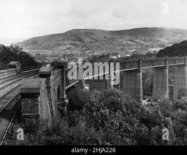 Walnut Tree Viaduct, ein Eisenbahnviadukt oberhalb des südlichen Dorfs von Taffs Well, Cardiff, South Wales, September 1963. Aus Ziegelsteinsäulen und Stahlgitterträgern Spannweiten. Stockfoto