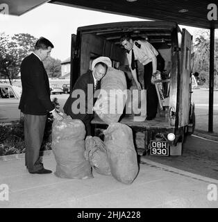 Die Polizei lädt am Mittwoch, den 14th. August 1963, Postsäcke aus dem Bauernhaus des Aylesbury Polizeihauptquartiers in Buckinghamshire aus. Der große Eisenbahnraub von 1963 war der Raub von 2,6 Millionen Pfund von einem Royal Mail-Zug, der von Glasgow nach London auf der West Coast Main Line in den frühen Morgenstunden des 8th. August 1963 an der Bridego Railway Bridge, Ledburn, in der Nähe von Mentmore in Buckinghamshire, England, fuhr. Stockfoto