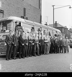 Die Fußballmannschaft Burnley verließ ihre Heimatstadt mit dem Trainer, dann flogen sie von Ringway nach London zum FA Cup Finale. Vorsitzender Bob Lord (8th von rechts) mit Mitgliedern des Teams. 7th Mai 1962. Stockfoto