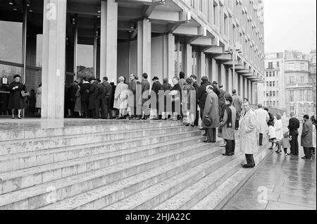 Amerikanische Botschaft, London, wo ein Kondolenzbuch für die Öffentlichkeit eröffnet wurde, zum Gedenken an den ermordeten amerikanischen Präsidenten Kennedy, Sonntag, 24th. November 1963. Unser Bild zeigt ... Mitglieder der Öffentlichkeit Schlange vor der Botschaft, warten auf das Beileidsbuch zu unterzeichnen. Stockfoto