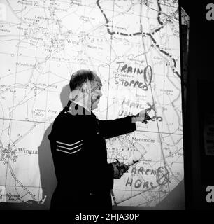 Aylesbury Police Headquarters, Buckinghamshire, im Kontrollraum des Polizeihauptquartiers während die Jagd nach der Großen Mail Gang am Montag, den 12th. August 1963, fortgesetzt wird. Unser Bild zeigt ... beleuchtete Karte der Raubszene wird auf große Leinwand projiziert. Der große Eisenbahnraub von 1963 war der Raub von £2,6 Millionen von einem Royal Mail-Zug, der von Glasgow nach London auf der West Coast Main Line in den frühen Morgenstunden des 8th. August 1963 an der Bridego Railway Bridge, Ledburn, in der Nähe von Mentmore in Buckinghamshire, England, fuhr. Stockfoto