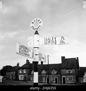 Leatherslade Farm, zwischen Oakley und Brill in Buckinghamshire, Versteck der Bande, 27 Meilen vom Tatort entfernt, Dienstag, 13th. August 1963. Unser Bild zeigt ... Zeichen für Oakley, in Bucks County. Der große Eisenbahnraub von 1963 war der Raub von 2,6 Millionen Pfund von einem Royal Mail-Zug, der von Glasgow nach London auf der West Coast Main Line in den frühen Morgenstunden des 8th. August 1963 an der Bridego Railway Bridge, Ledburn, in der Nähe von Mentmore in Buckinghamshire, England, fuhr. Stockfoto