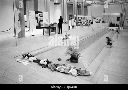 Amerikanische Botschaft, London, wo ein Kondolenzbuch für die Öffentlichkeit eröffnet wurde, zum Gedenken an den ermordeten amerikanischen Präsidenten Kennedy, Sonntag, 24th. November 1963. Unser Bild zeigt ... Blumen und Ehrungen in der Botschaft hinterlassen. Stockfoto